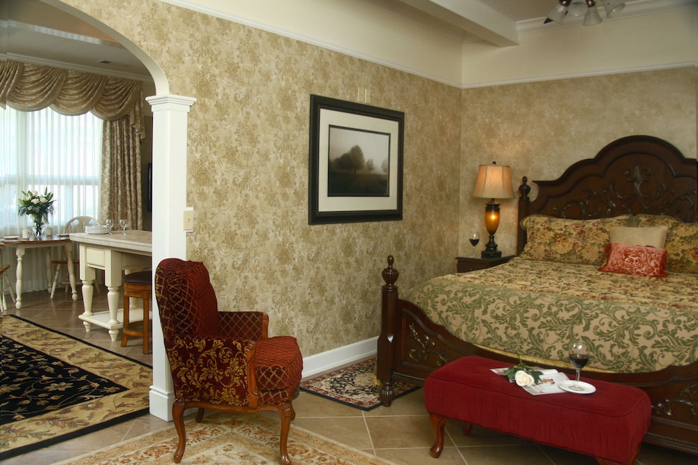 Deluxe King Suite photo 2
