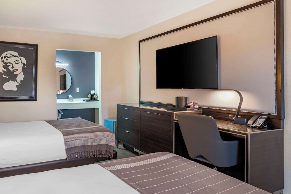 Standard Room, 2 Queen Beds, Non Smoking - Photo 2