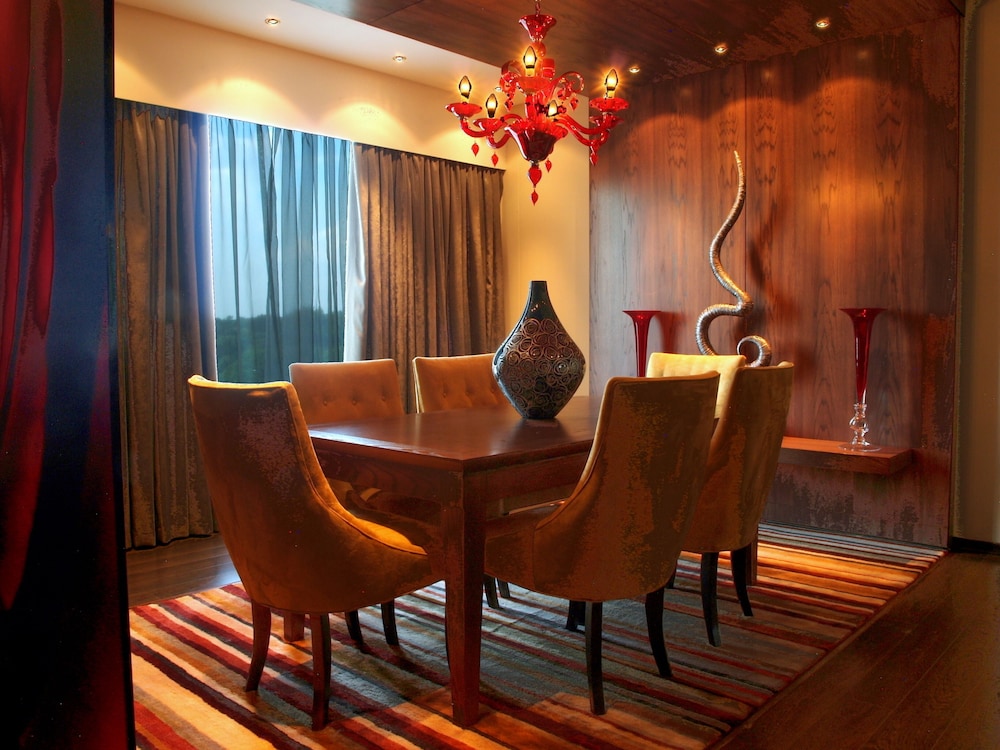 Presidential Suite thumbnail 5