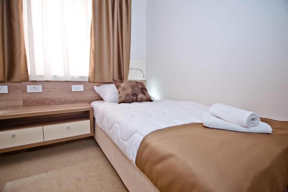 Basic Triple Room photo 3