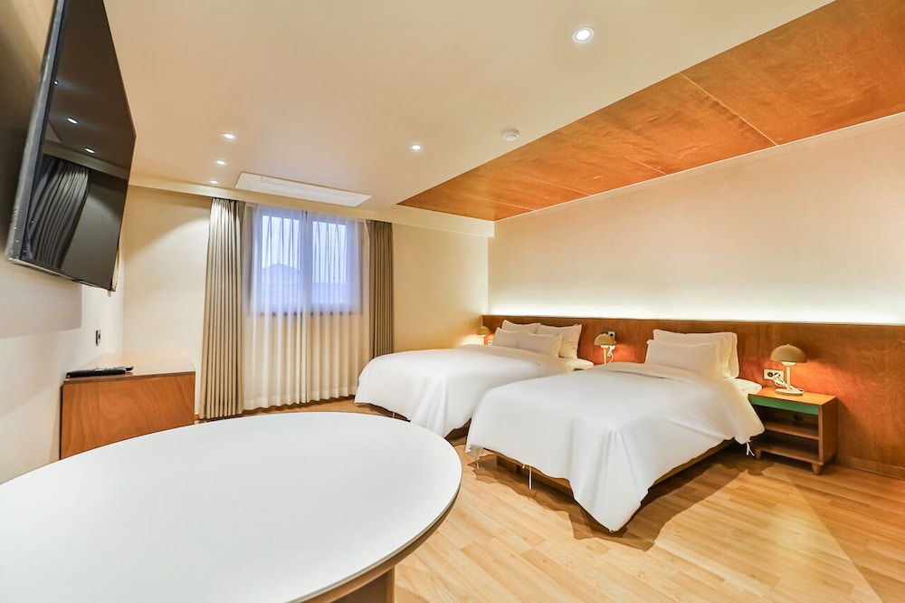 Luxury Twin Room, 2 beds photo 3