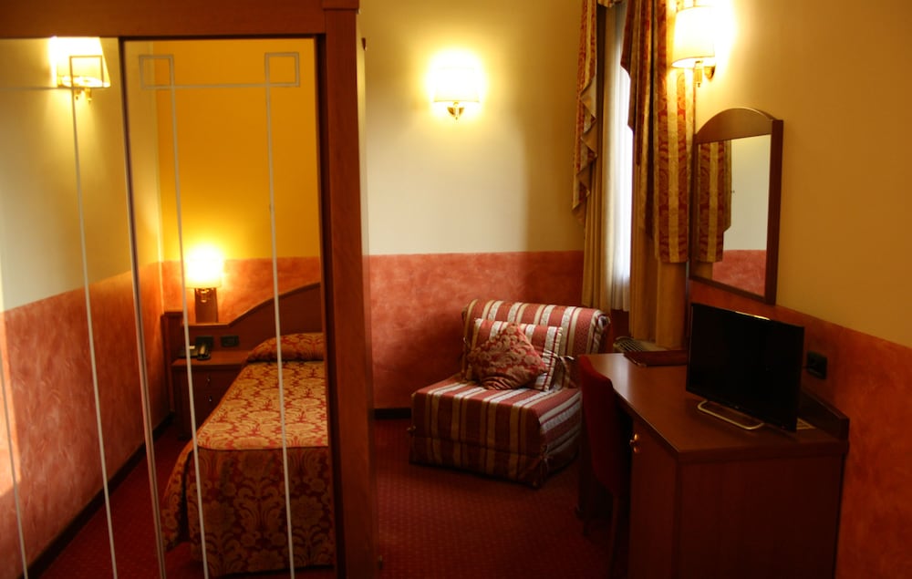 Superior Room, 1 Queen Bed, Jetted Tub photo 3