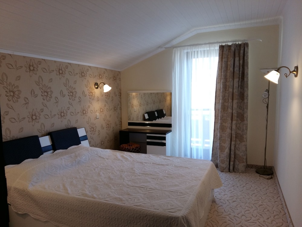 Comfort Double Room, 1 Queen Bed, Balcony, Mountain View (Comfort) photo 1