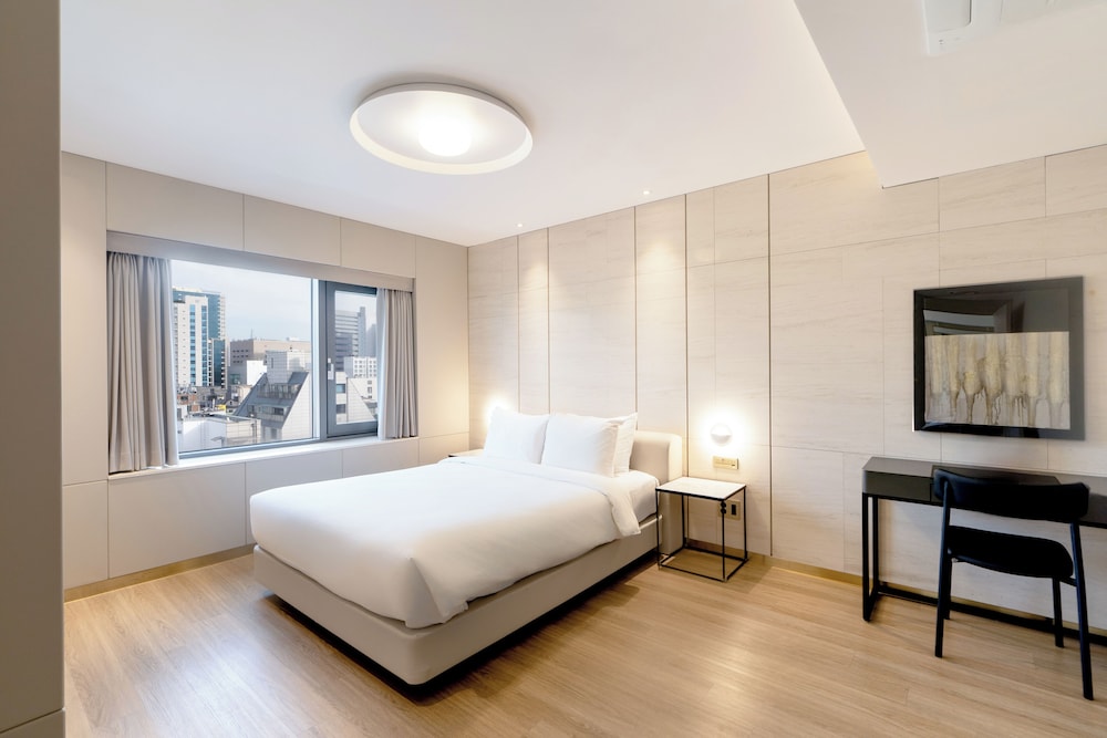Eliena Suite photo 3