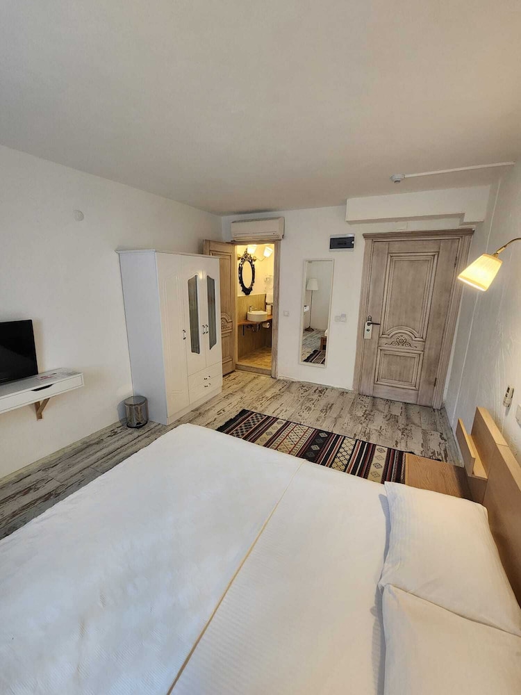 Economy Triple Room photo 3