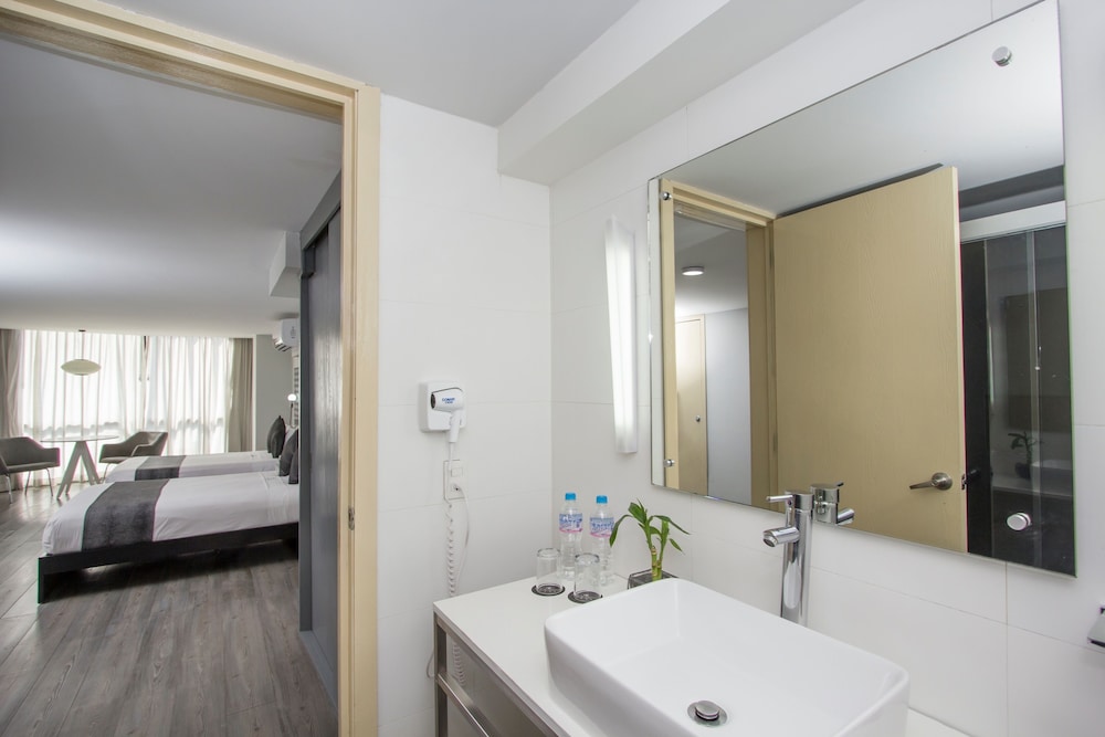 Basic Room, 2 Double Beds - Photo 10
