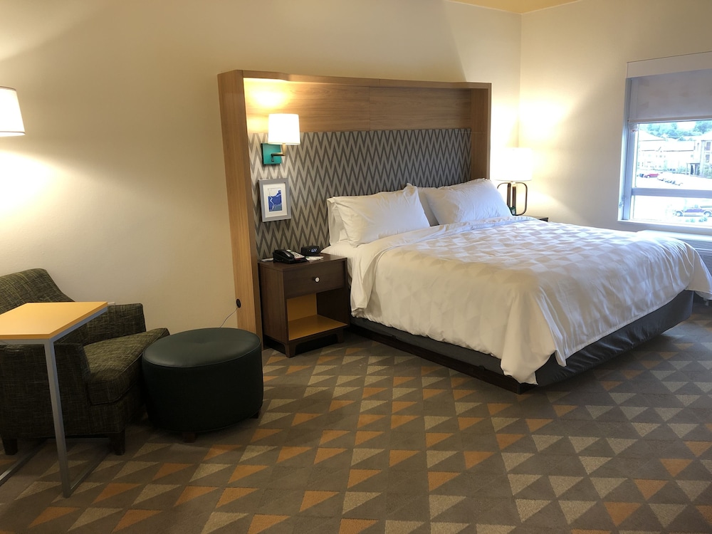 Standard Room, 1 King Bed with Sofa bed photo 2