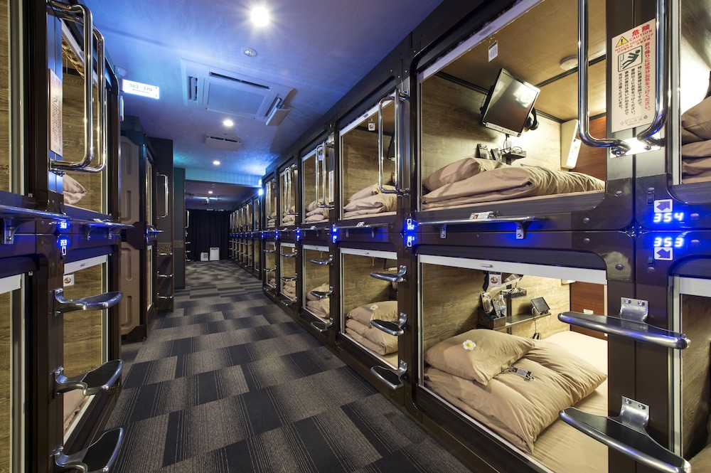 Upper Bunk in Female Capsule Room, Non Smoking