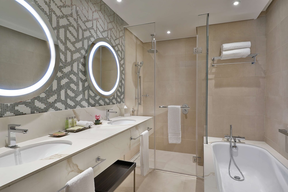 Suite, 1 Bedroom - Photo 10