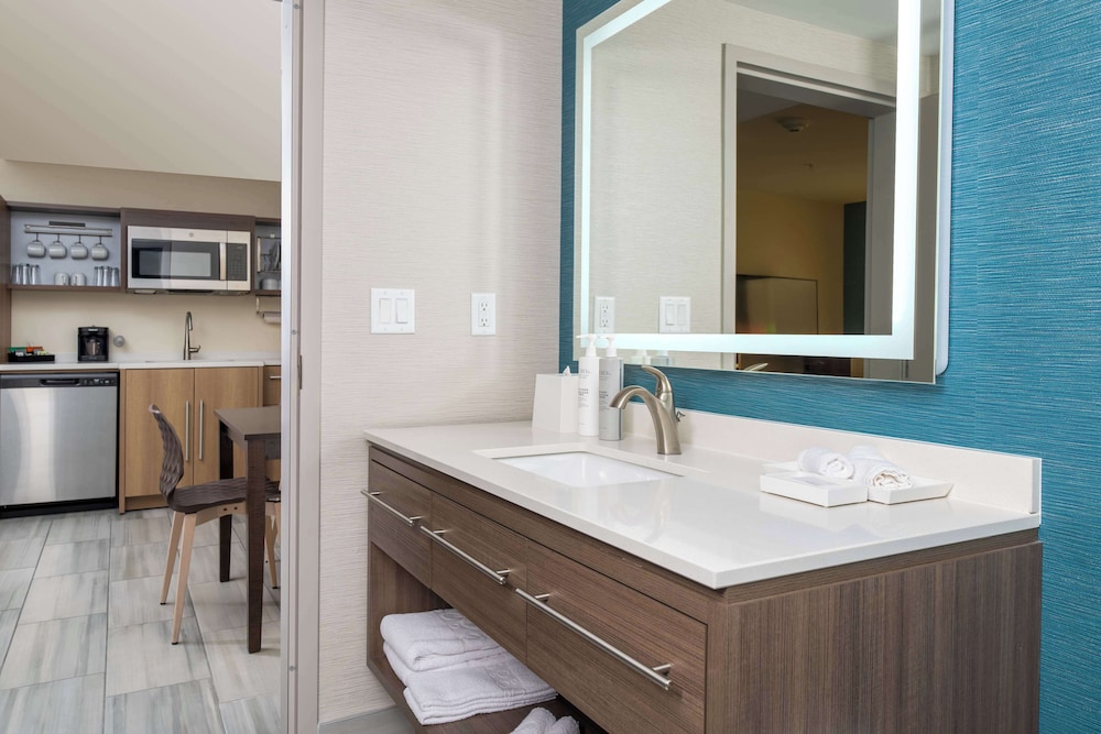 Suite, 2 Queen Beds, Accessible (Mobility & Hearing, Roll-In Shower) - Photo 6