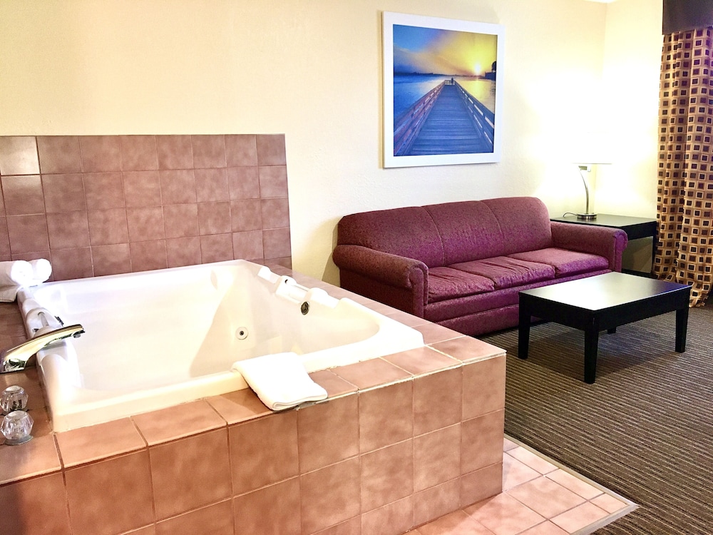 Suite, 1 King Bed, Jetted Tub (with fireplace and Sofa) photo 3