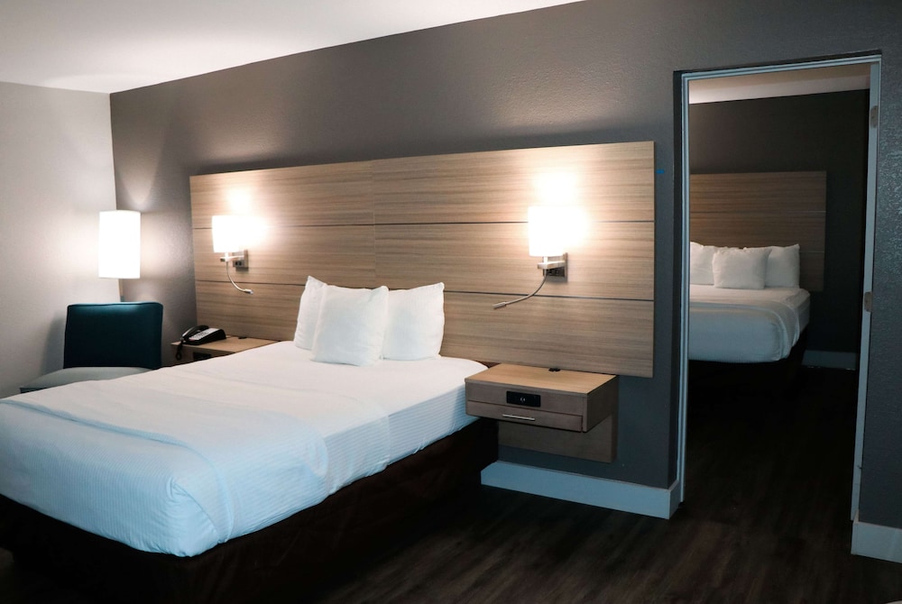 3 Queen Beds, 2 Bedroom Suite, Non-Smoking - Photo 1