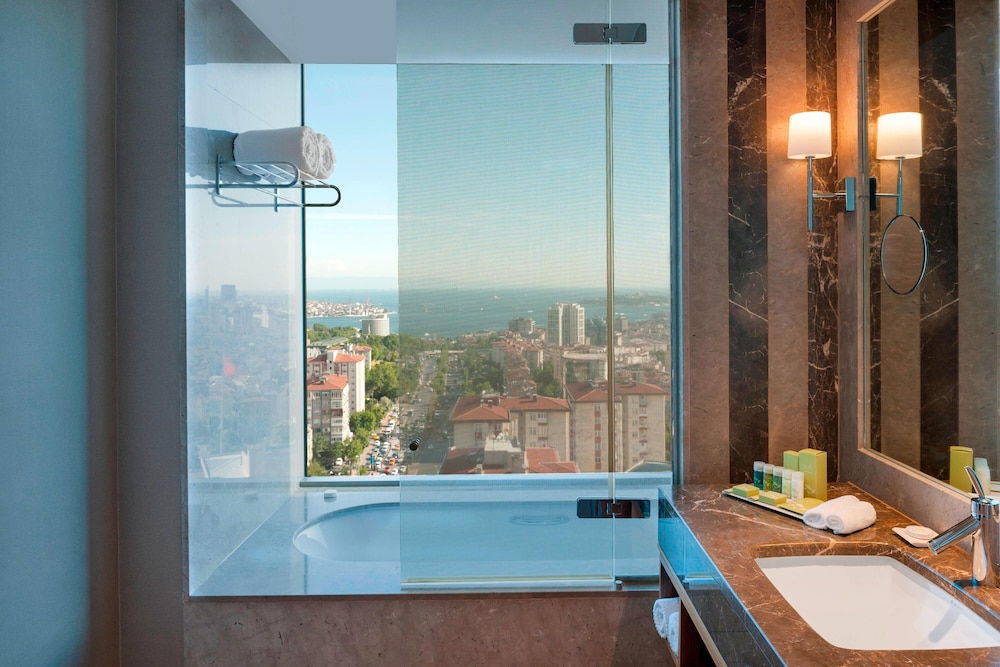 Club Suite, 1 King Bed, Sea View (Corner) thumbnail 5