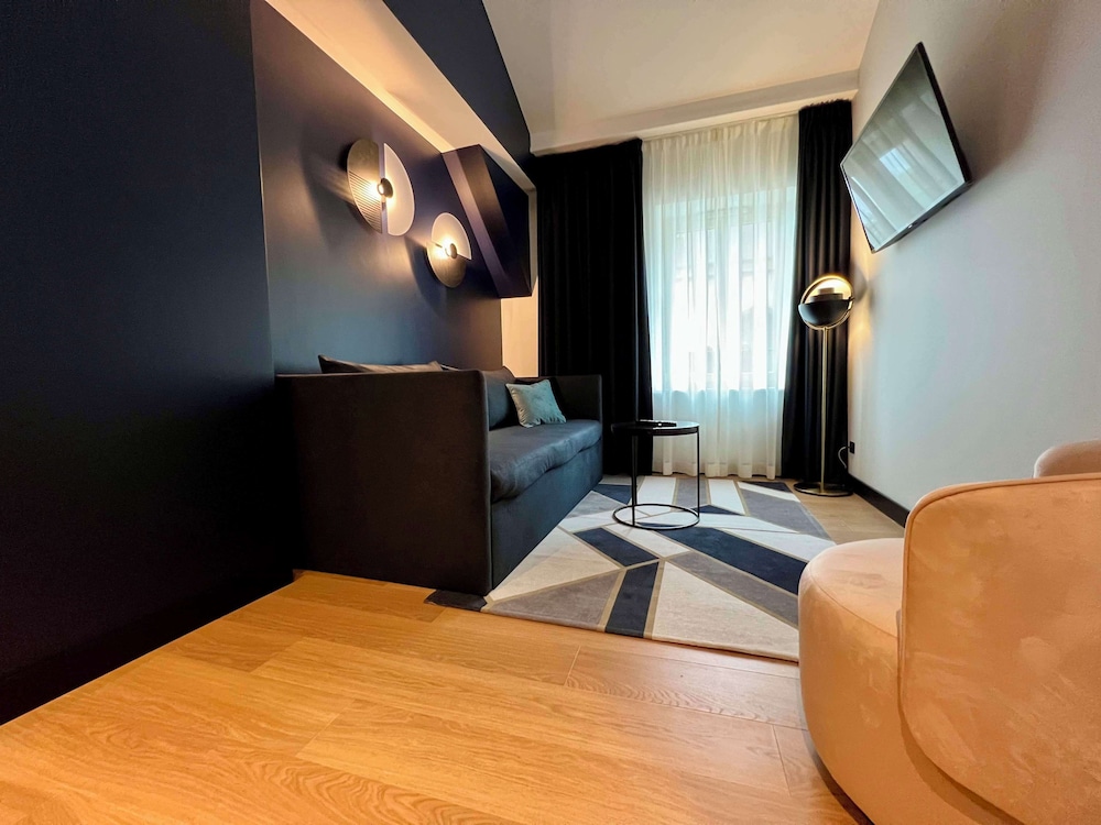 Junior Suite, 1 King Bed, Non Smoking (with Sofabed) photo 2