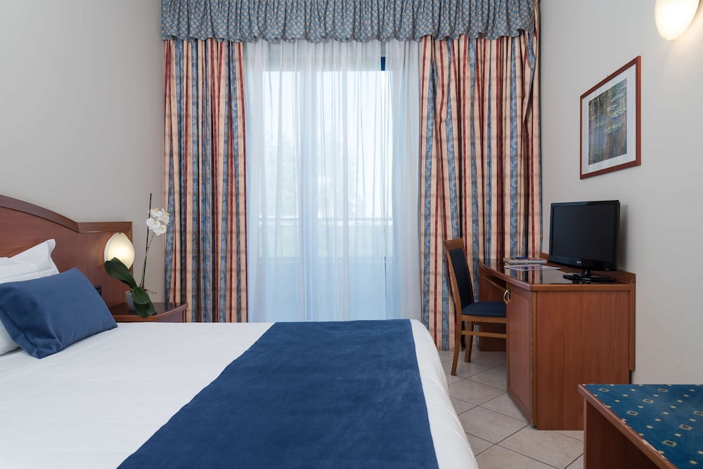 Standard Room, 1 Queen Bed (Converts to 2 Twin Beds) - Photo 1