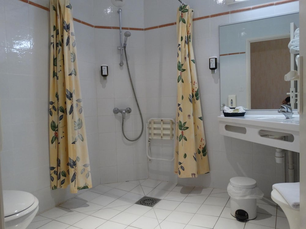 Standard Room, 2 Twin Beds, Bathtub photo 2