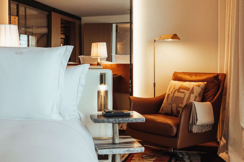 Signature Suite, 1 Double Bed, Air conditioning