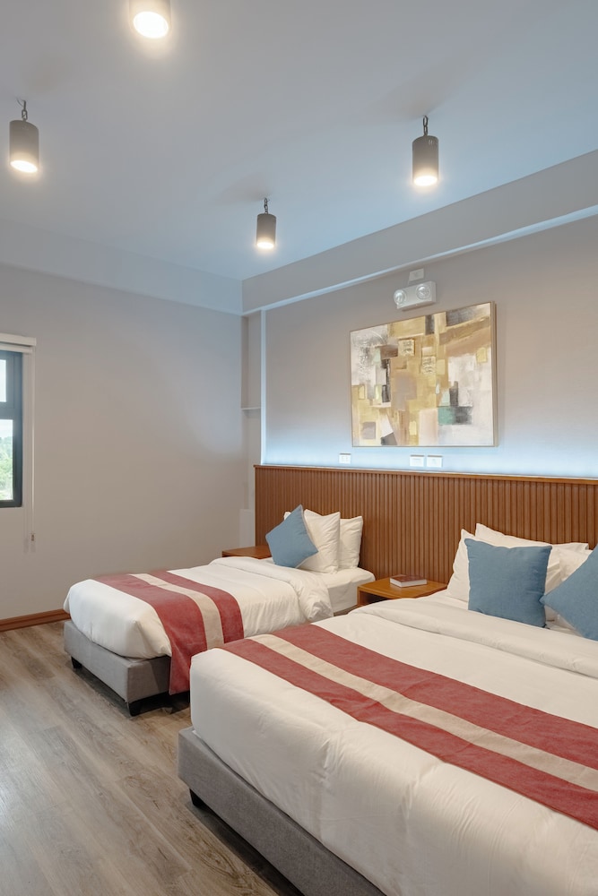 Junior Room, 1 Queen Bed photo 2