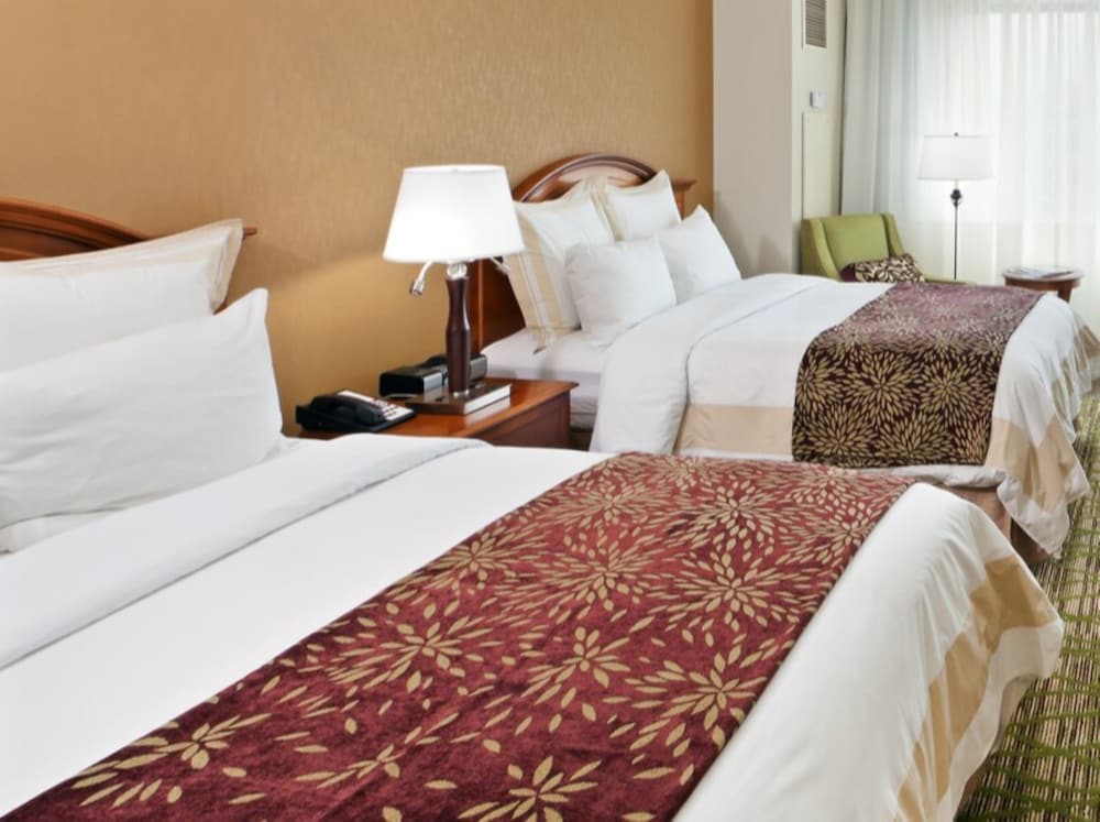 Room, 2 Queen Beds - Photo 4