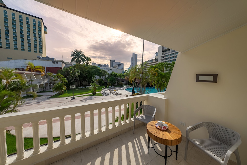 2 Double Beds, Cabana Room, Poolside Room - Photo 6