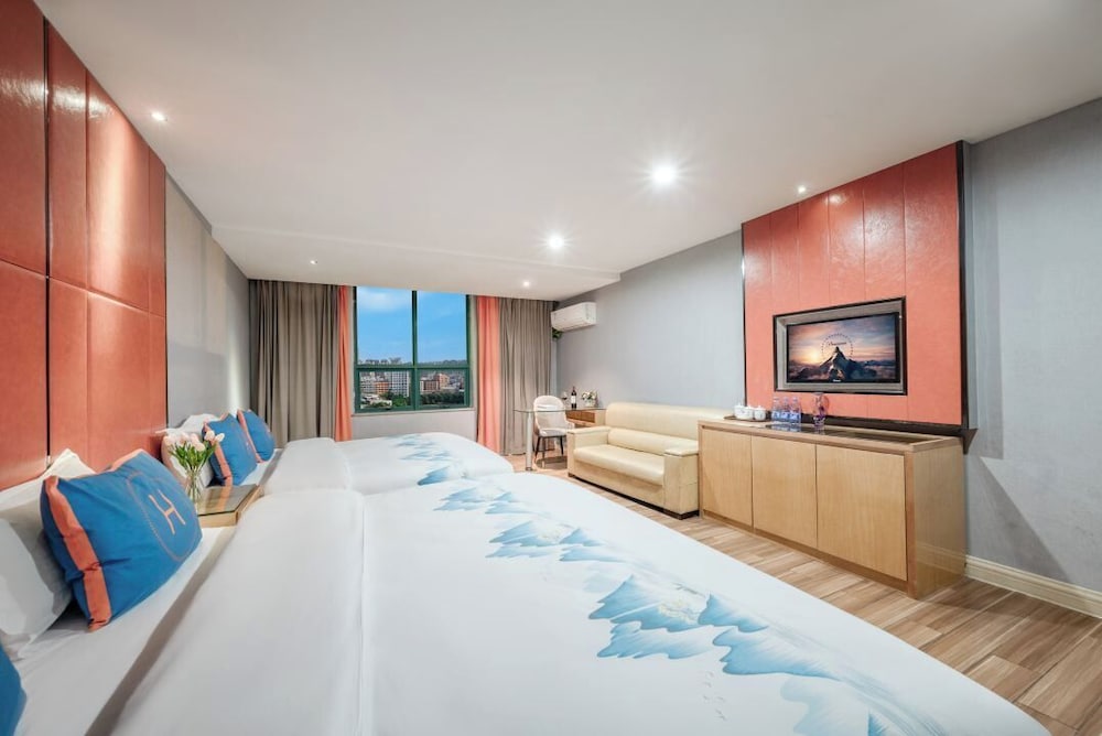 Family Room, City View photo 1
