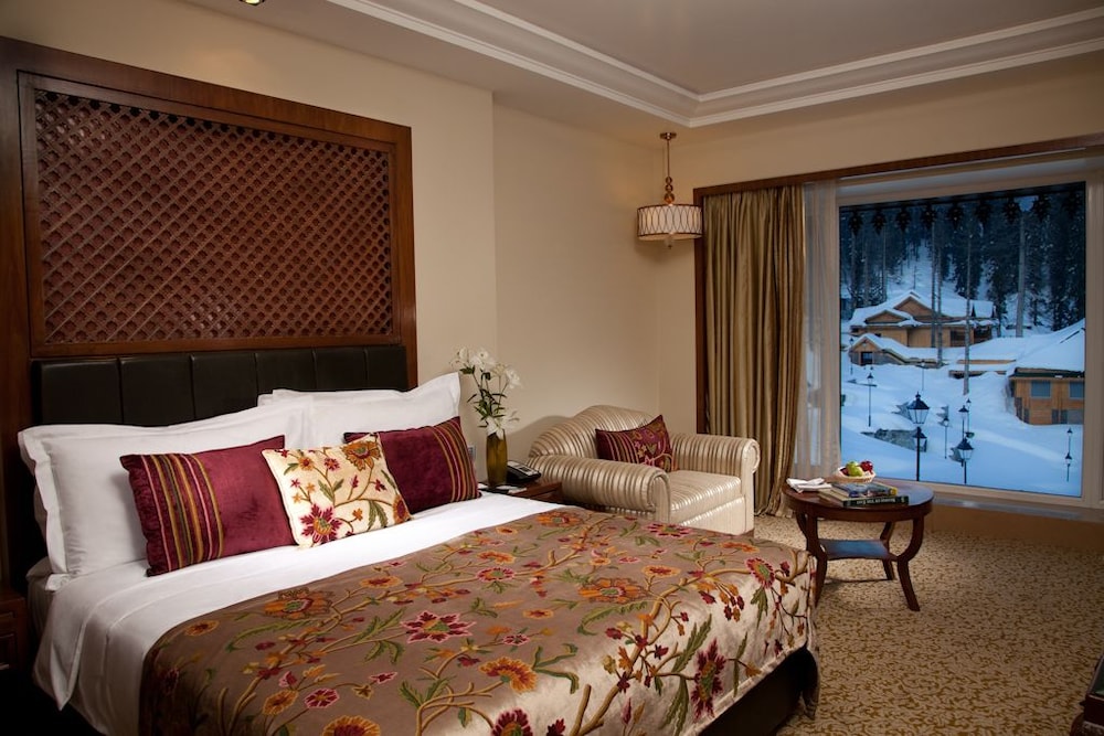 Premier Room, 1 King Bed photo 2