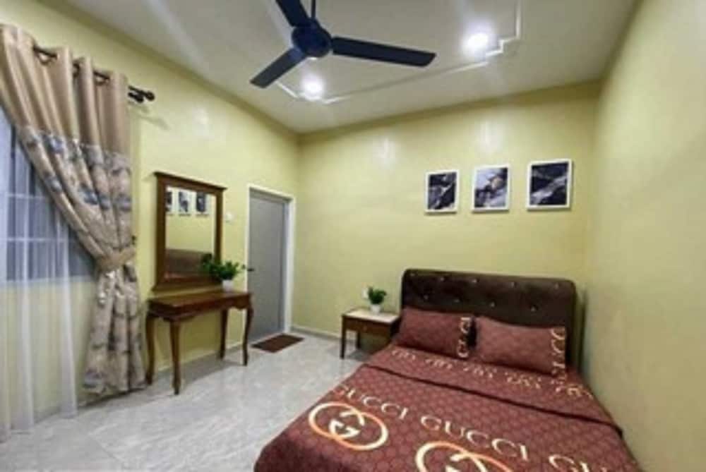 Family Room, Private Bathroom photo 3