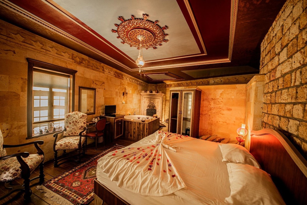 Junior Room, 1 King Bed, Jetted Tub photo 3