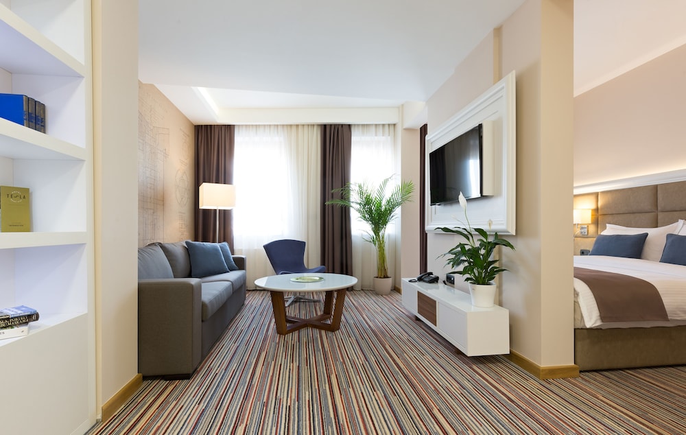 Junior Suite, 1 Queen Bed with Sofa bed, Non Smoking, Balcony, photo 6