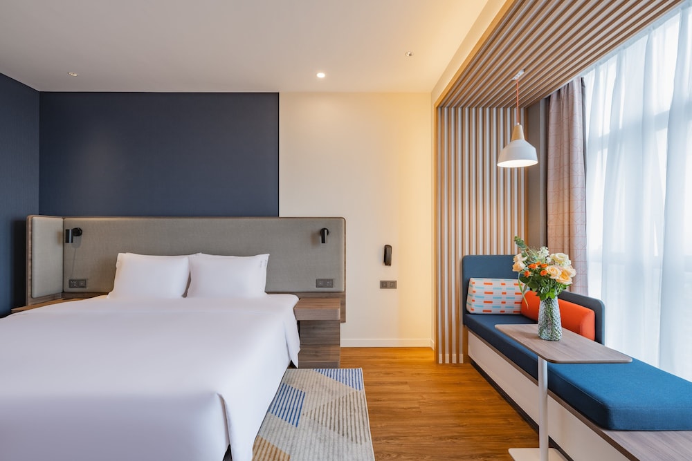 Standard Room, 1 King Bed - Photo 2