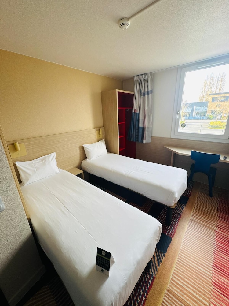 Twin Room, Non Smoking - Photo 1