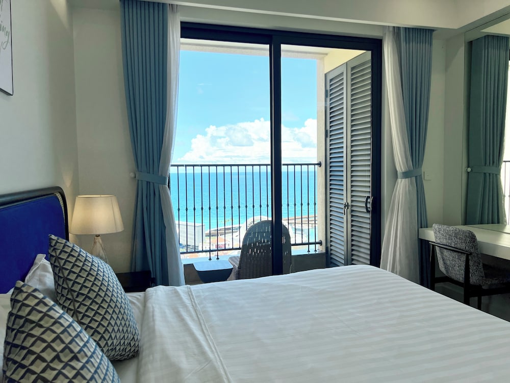 Room, 1 King Bed, Balcony, Partial Ocean View