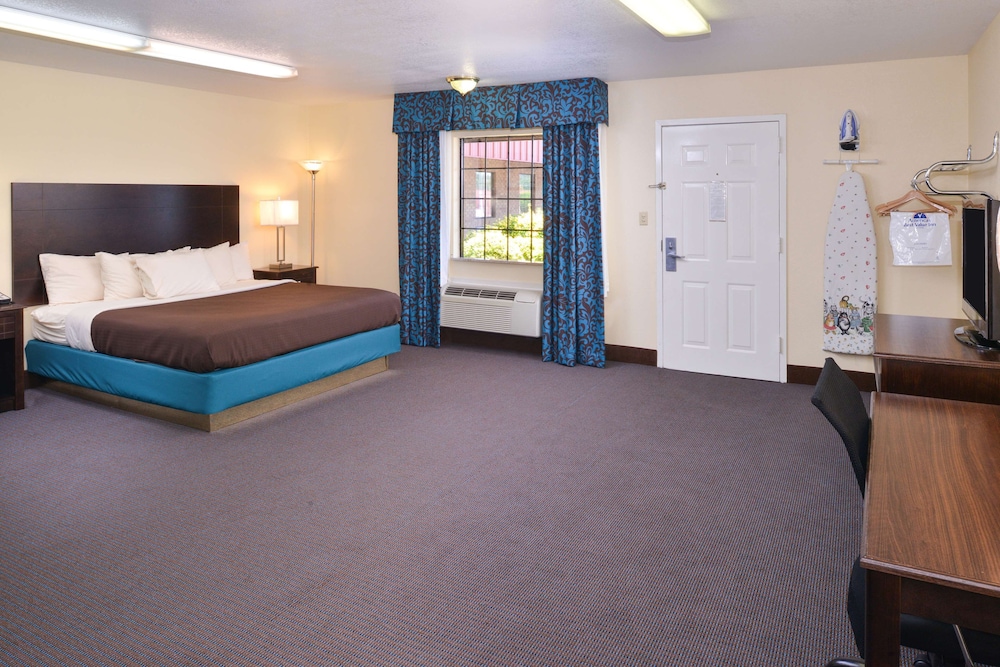Suite, 1 King Bed, Non Smoking, Jetted Tub - Photo 2