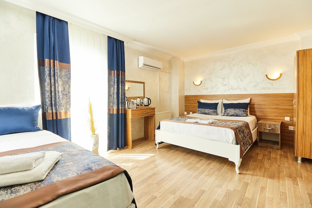 Deluxe Triple Room photo 2
