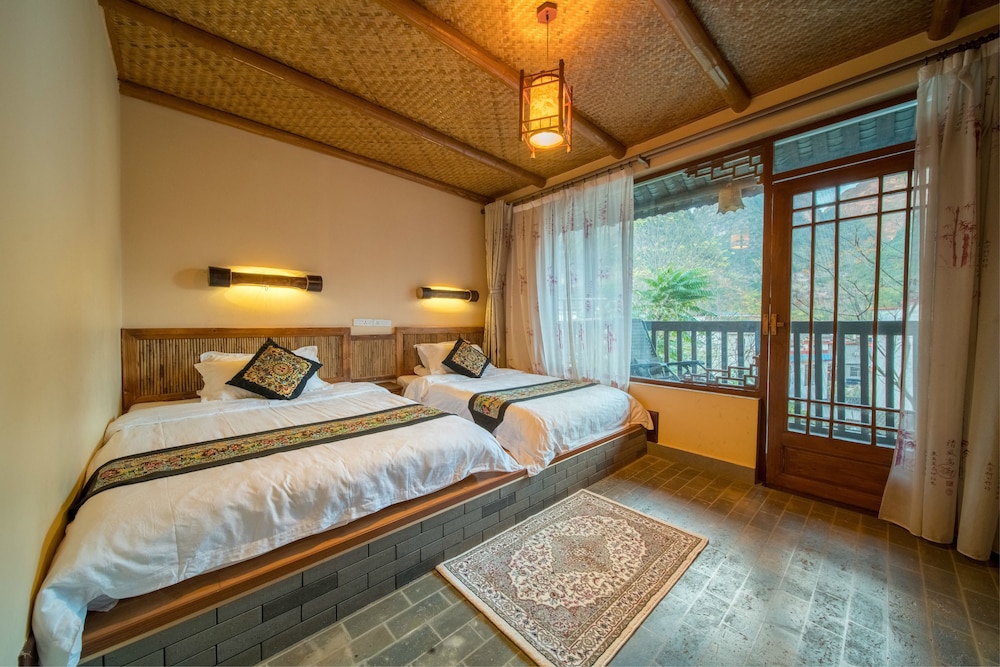 Family Room, Connecting Rooms