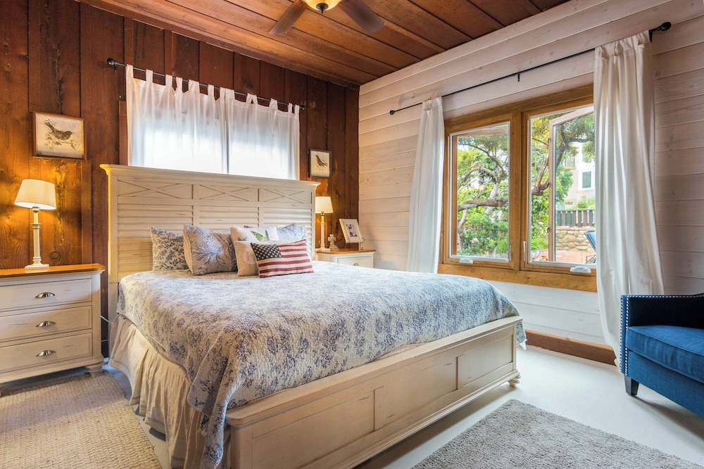 Cottage 2 Bed, 1 Bath w/ Patio (La Jolla Haven)