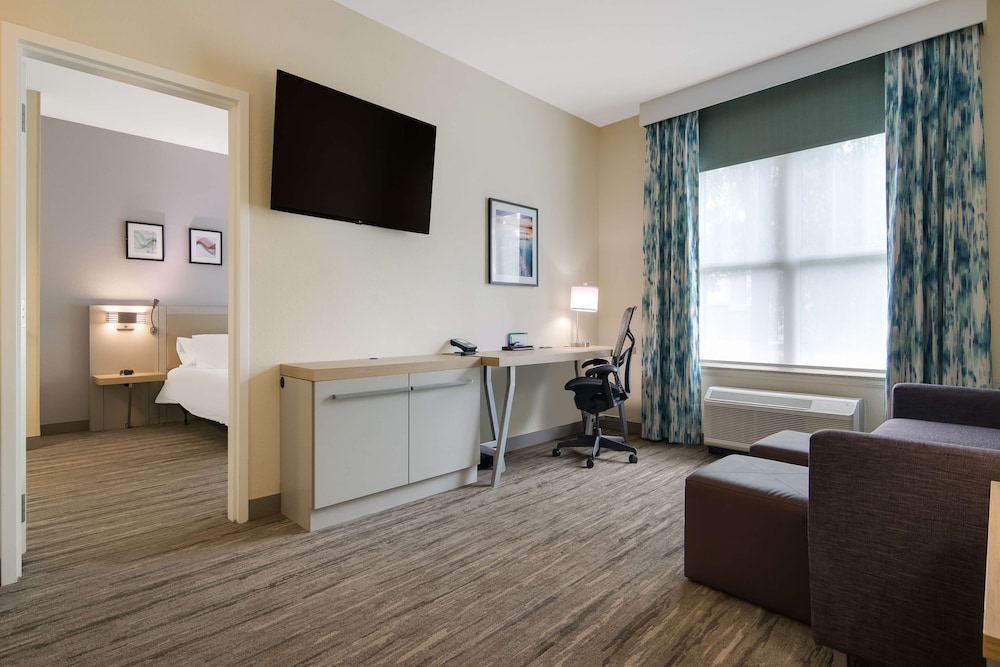 Suite, 1 King Bed with Sofa bed, Accessible, Bathtub photo 3