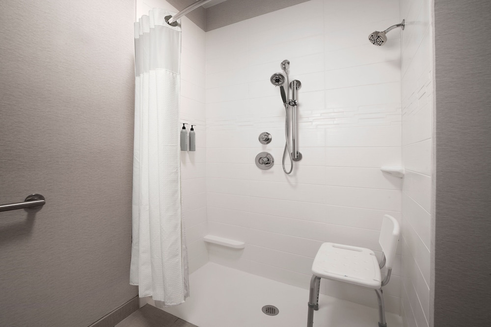 Suite, 1 Bedroom - Photo 6
