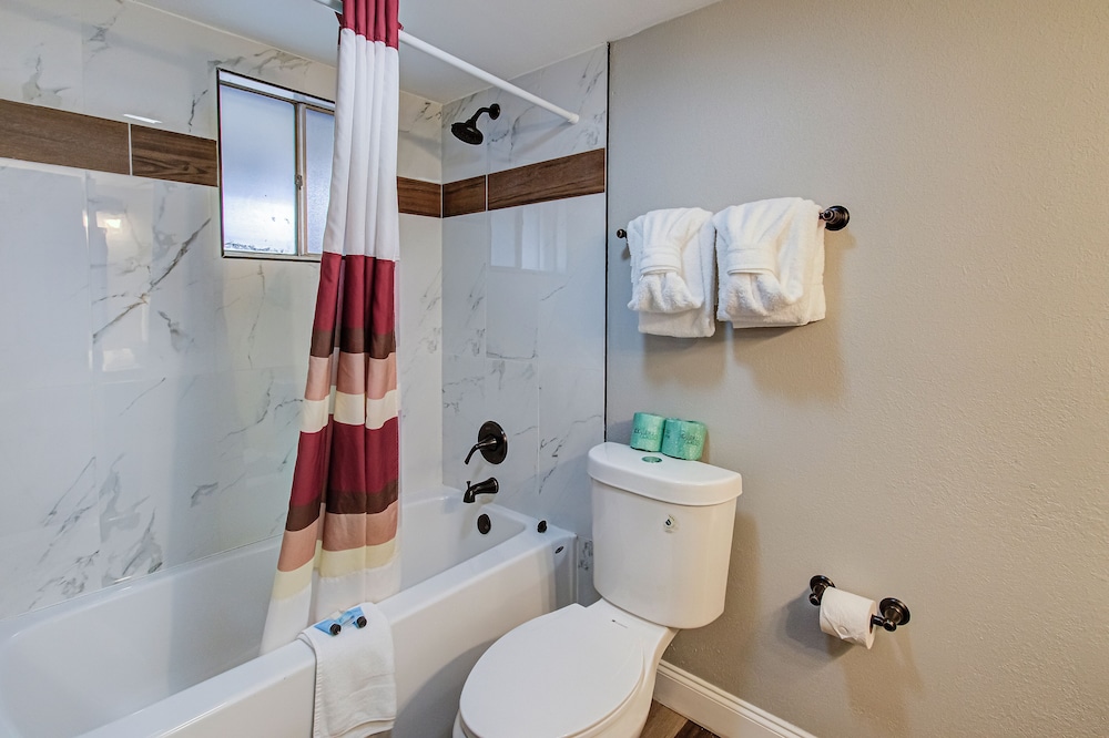 Standard Room, 2 Queen Beds (Creekside) - Photo 9