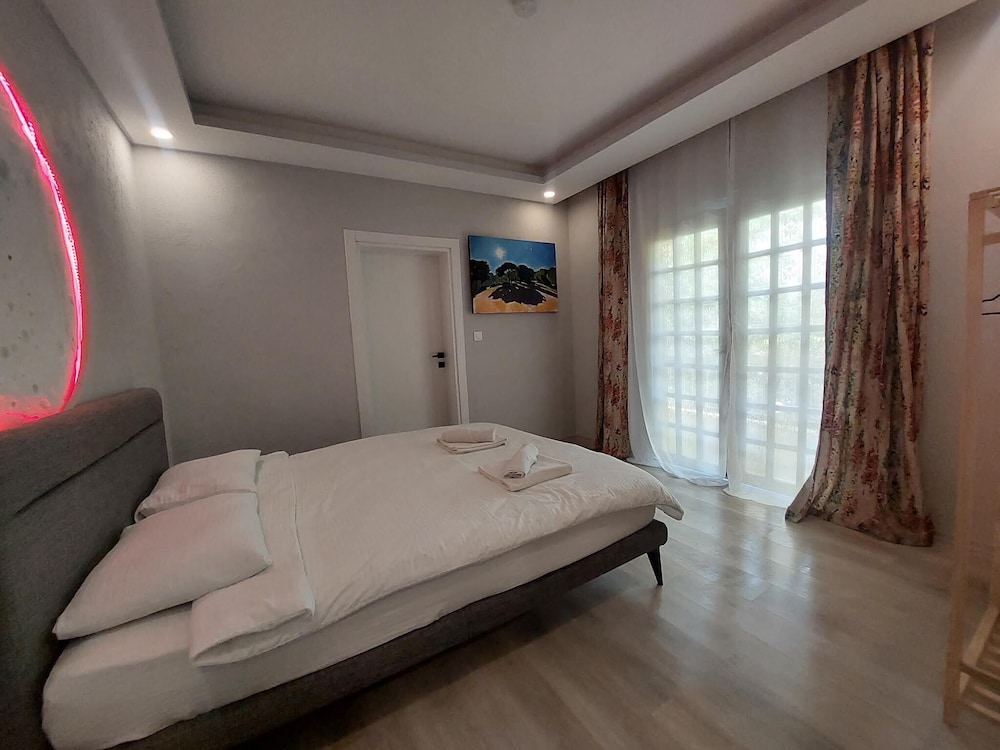 Design Room, 1 Queen Bed, Beachside photo 1