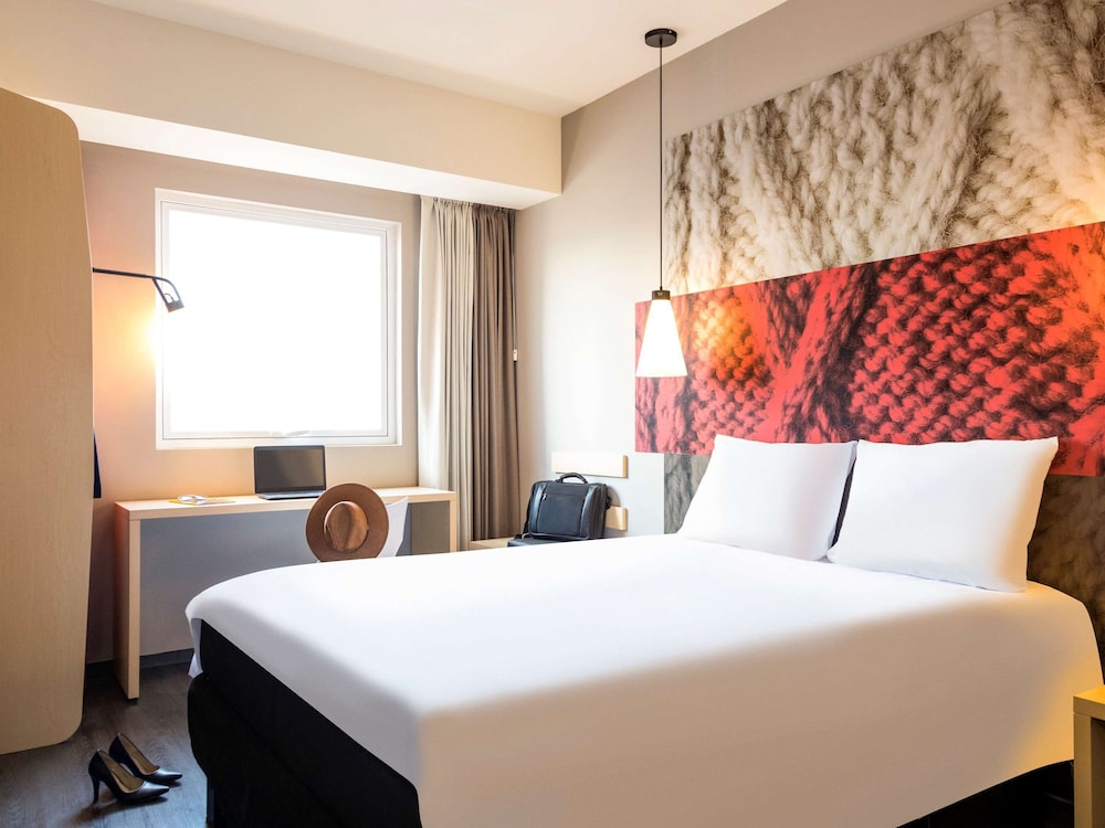 Standard Room, 1 Queen Bed thumbnail 5