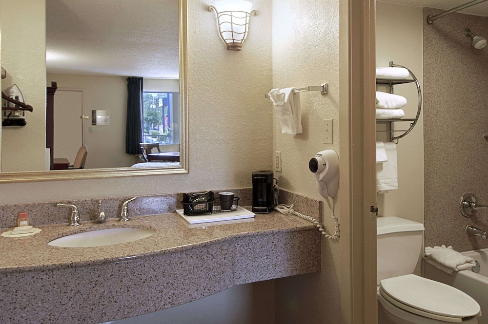 Room, 1 King Bed, Accessible - Photo 2