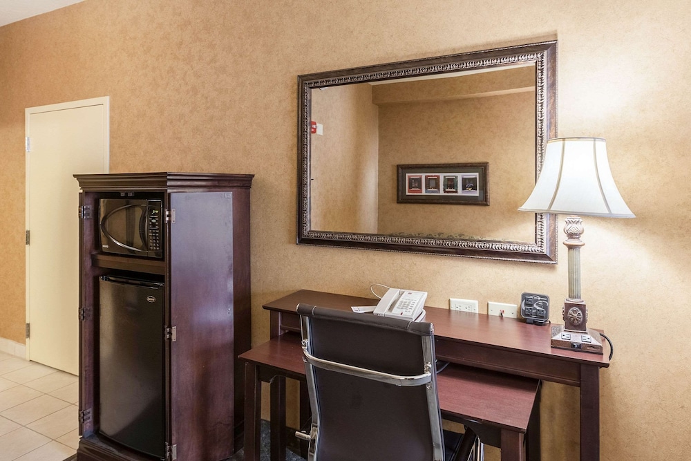 Suite, Multiple Beds, Non Smoking - Photo 3