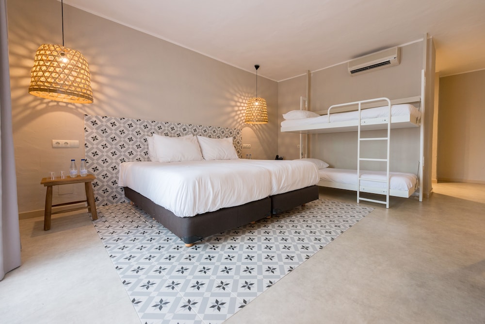 Standard Quadruple Room, Garden View photo 2