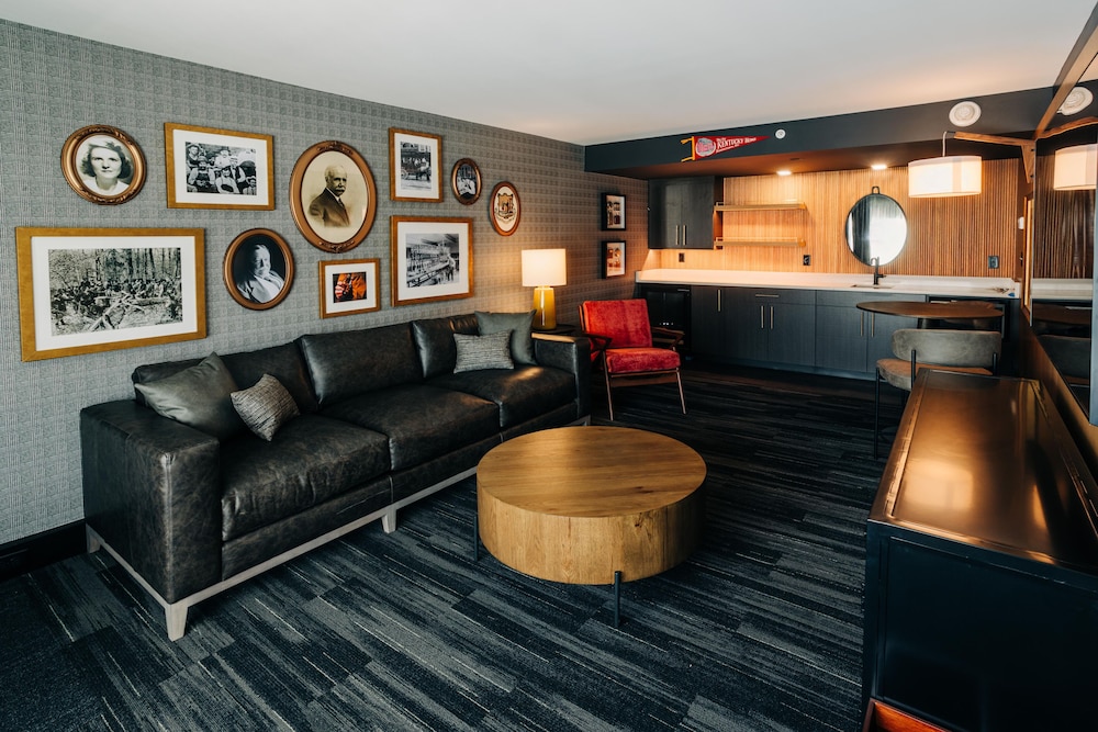 Suite, 1 King Bed (Distillers Den Suite)