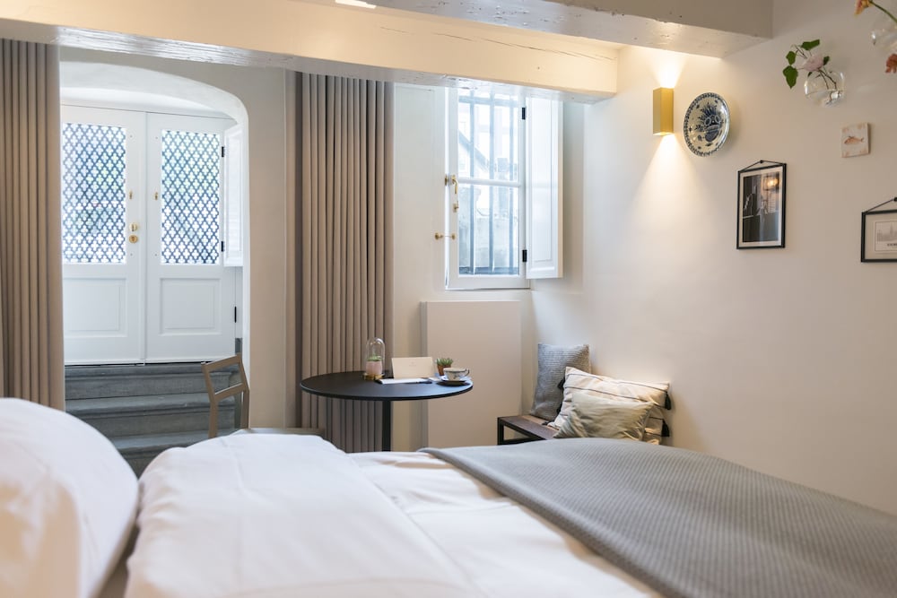 Luxury Double Room, 1 King Bed (front of building - Basement) photo 2