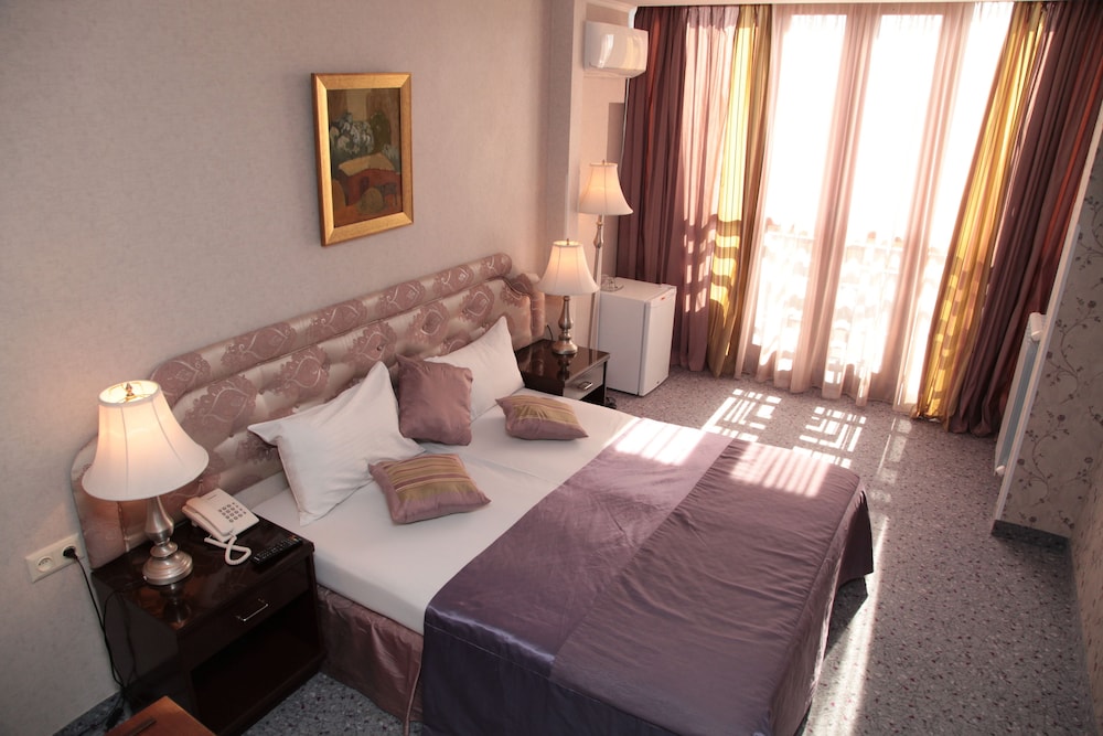 Junior Suite, 1 Double Bed with Sofa bed, Courtyard View photo 3