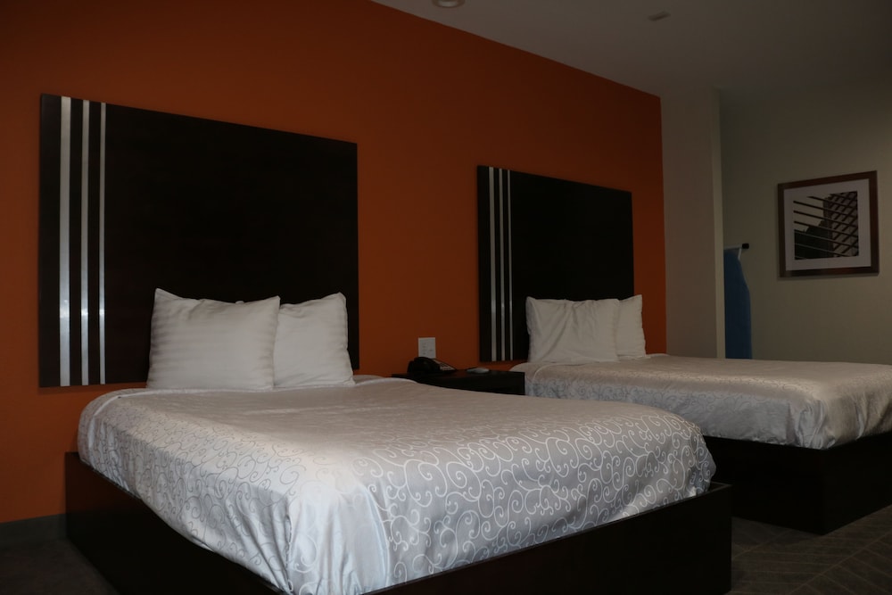 Double Room, 2 Queen Beds, Accessible, Refrigerator & Microwave photo 2
