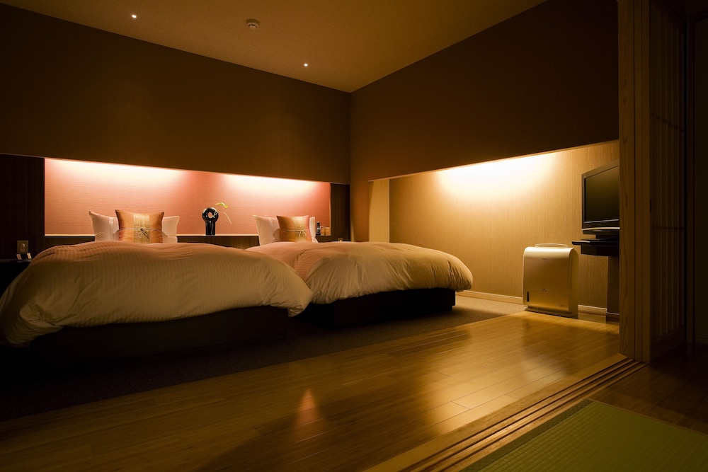 Suite with Private Hot Spring (Onsen) (2 Beds + 5 Futons) photo 2