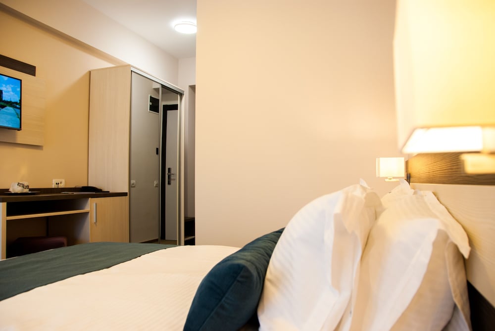 Standard Double Room, Partial Sea View